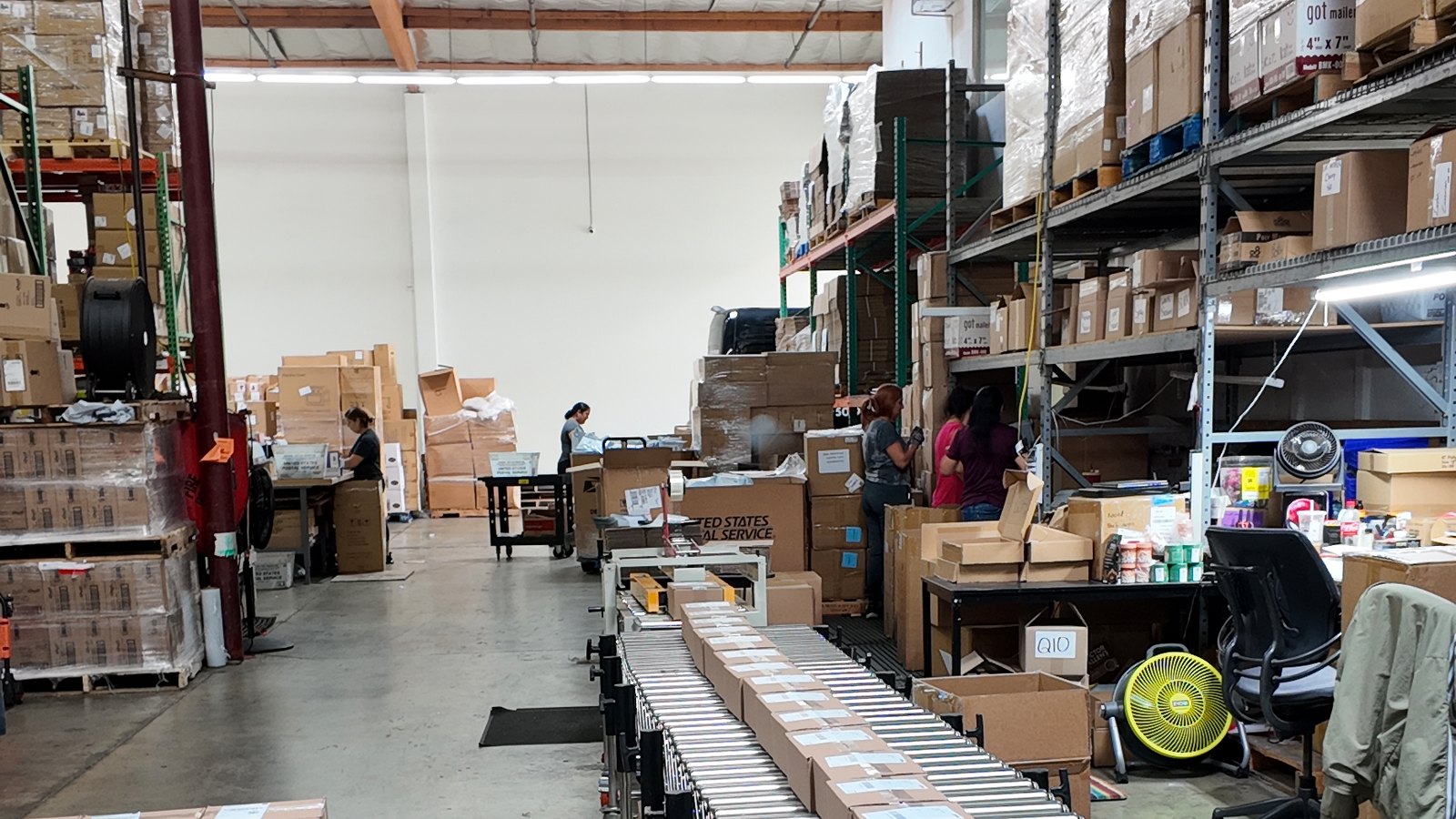 Fulfillment EZ warehouse floor with the conveyor line and pick and pack stations